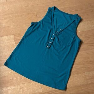 SHEIN nwot small buttoned v-neck tee w/pocket